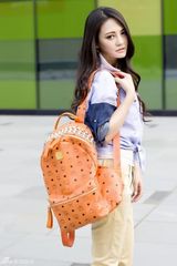 组图：樊蕊街拍七分裤搭配橙色经典双肩包