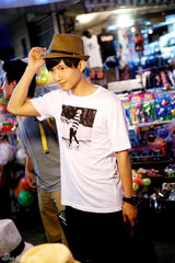 组图：陈楚生素颜逛台北夜市 筹备个人原创专辑