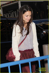 组图：凯蒂亮相纽约街头与粉丝微笑合影