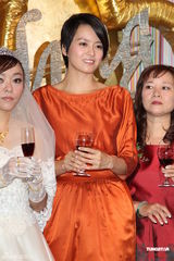 组图：梁咏琪为新人证婚 大方祝福郑伊健