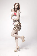 组图：张萌宝贝大片出炉 诠释时尚辣妈主义