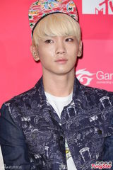 组图：SHINee自曝爱玩网游 成员模仿女生跳舞