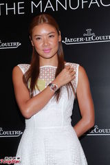 组图：乐基儿亮相名表酒会古铜肤色健康优雅