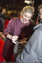 组图：《弗兰西丝-夏》首映 格蕾塔秀美腿