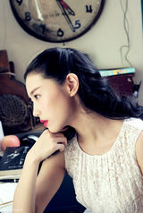 组图：张辛苑《优家画报》诠释浪漫复古风