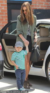 组图：米兰达-可儿携子出行 小正太憨萌招手