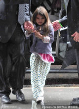 组图：小苏瑞飘逸长裙探班老爸克鲁斯