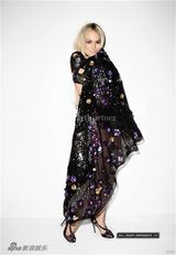 幻灯图集：林赛拍写真 “耶稣受难”造型惹争议