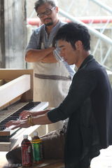 组图：许志安拍广告弹奏钢琴真情流露