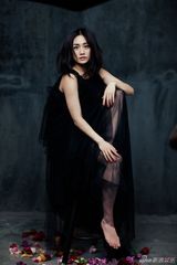 组图：刘芸沉静优雅写真 清澈眼眸似精灵
