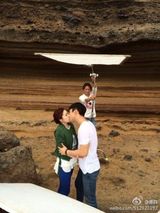 组图：崔始源阚清子拥吻剧照曝光惹粉丝吃醋