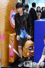 组图：李玹雨出席活动皮衣短裤潮男范十足