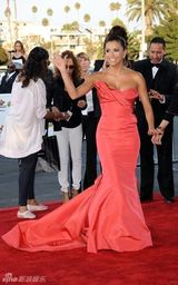 组图：伊娃-朗格利亚低胸礼服亮相 展露好身材