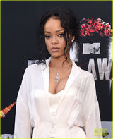 组图：蕾哈娜现身MTV颁奖红毯 化身性感巧克力