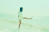 组图：赵子琪海边唯美写真 快乐踏浪展自然之美