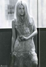 组图：16岁美女少达科塔-范宁登杂志封面变忧郁