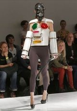 组图：英国时装秀现奇葩造型 网友惊呼毁三观