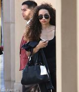 比伯载神秘女外出疑恋情曝光 露内裤表情爽歪歪