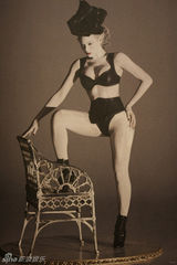 组图：碧昂斯巡演造型设计 女王气场烈焰红唇