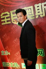 组图：何润东等亮相UGC传播奖 陈乔恩戚薇美艳