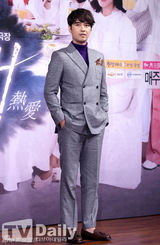 组图：少女时代徐贤红裙亮相《热恋》发布会