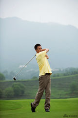 组图：王学兵时尚杂志写真 大男人彰显别样优雅