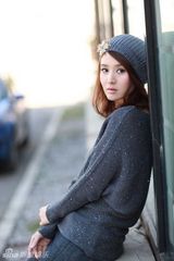 组图：小王晶秋冬时尚写真 知性靓丽女人味十足