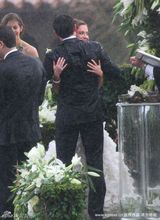 幻灯图：真人秀男星杰森告别单身 瓢泼大雨中完婚