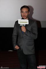 组图：《绝命航班》首映 绯闻男孩亲切会影迷