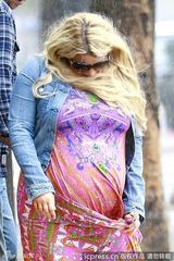 组图：杰西卡-辛普森娇喘躲雨撩裙秀大肚