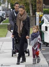 组图：阿尔芭推婴儿车笑意满满 小奥诺爸爸怀里哭闹