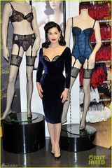 组图：脱衣舞娘蒂塔-万提斯超低胸蓝裙露半乳