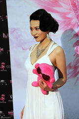 组图：宁丹琳亮相生态中国时尚盛典 性感白裙抢镜