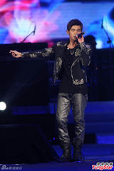 组图：中歌榜演唱会 周杰伦牵手章子怡