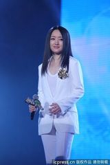 高清组图：杨钰莹白衣飘飘甜美献唱 不见岁月痕迹