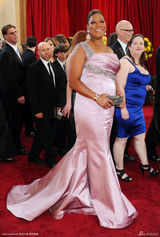 高清组图：奥斯卡红毯 奎因-拉蒂法礼服粉嫩 