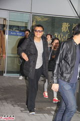 组图：BIGBANG朴振英访港 逾百名粉丝接机