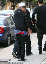 组图：比伯无惧招妓丑闻出街 搂怀孕女粉丝拍照