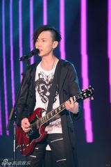组图：黄义达时装盛典获奖 现场献唱《微光》
