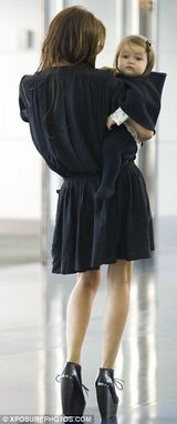 组图：贝嫂与女儿母女装抢镜 小七穿黑色斗篷卖萌