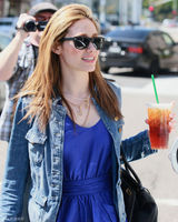 高清图：艾米-罗森街拍 牛仔外套搭配蓝色连衣裙