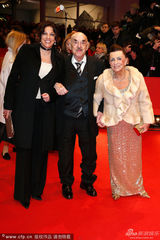 组图：制片人艾特-布奥尼全家亮相 恩爱老夫妻