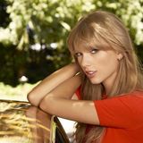 组图：泰勒熟女杂志写真 电眼红唇露纤纤玉腿