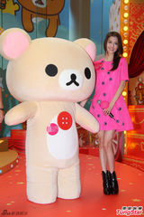 组图：吴千语粉色外套出镜 美腿诱人气质甜美