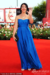 组图：《替代》首映礼 莎朗-塔尔蓝裙惊艳红毯
