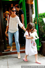 组图：凯蒂带女儿散心 苏瑞民族风装扮怒对镜头