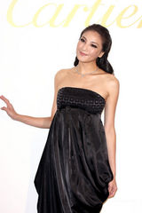 幻灯图：侯佩岑白色长裙高贵 陈怡蓉深V礼服秀性感