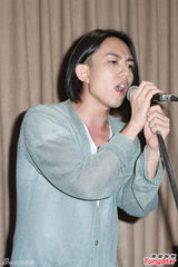 组图：林宥嘉排练现场甩发 举手投足显媚态