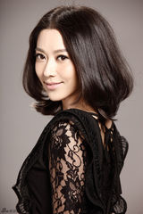 组图：赵芊羽演绎黑白双色写真