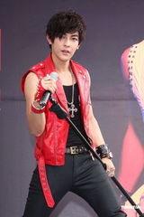 组图：汪东城单飞出专辑12年终圆梦